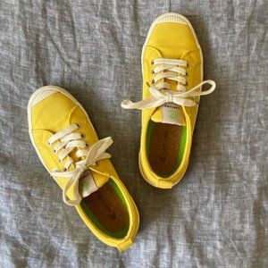 Cariuma OCA LOW Sneakers Women's shoe  in Yellow Canvas
